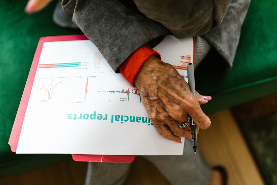 Een IT-ondernemer die slimme tools gebruikt voor efficiënt uitgavenbeheer en financiële controle.